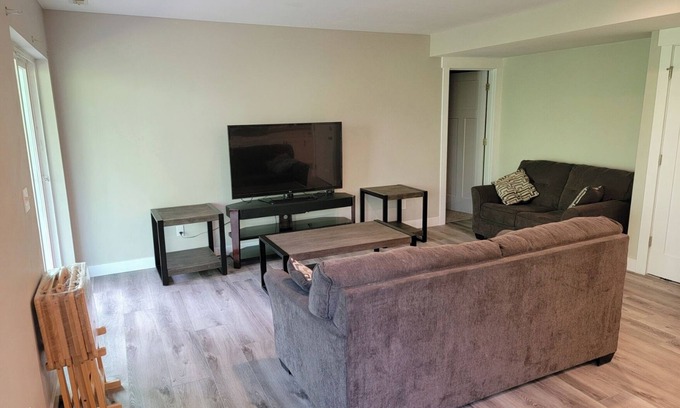 Eastside Apartamento | Charming 1-bedroom apartment in terrific Tacoma with WiFi, AC. 420 friendly.
