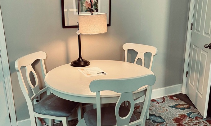 Warren Apartamento | Charming 1-bedroom apartment in fantastic Warren with AC