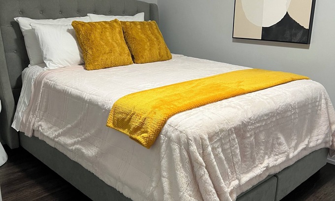 Erin Mills Casa | Charming 1-bedroom apartment in enchanting Mississauga with AC, WiFi