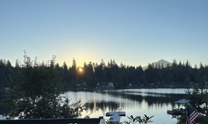 Lake Bosworth Cabina | Charming 1 bedroom cabin on Lake Bosworth. Close to historic downtown Snohomish