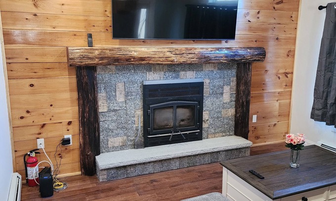 Adamsville Cabina | Charming 1-bedroom cabin in delightful Westport with WiFi, Minutes to the beach