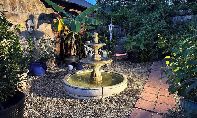 Columbus Cabaña | Charming 1-bedroom cottage in Columbus overlooking a New Orleans style courtyard