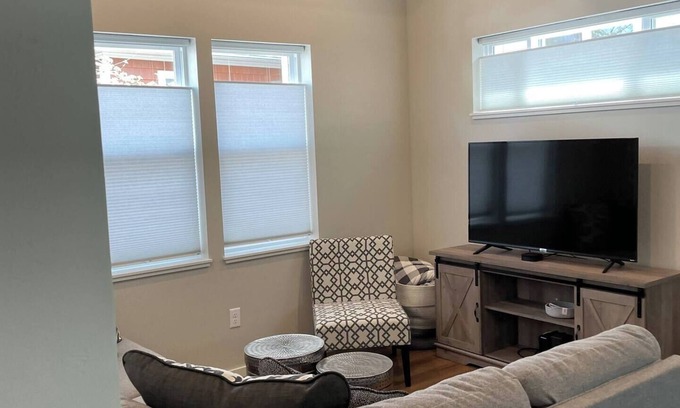 Historic Railroad District Cabaña | Charming 1-bedroom cottage in welcoming Ashland with AC
