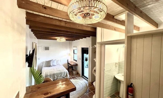 Coral Way Cabaña | Charming 1-bedroom cottage in lovely Miami with AC, TROPICAL FOOD FOREST GARDEN