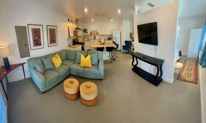 Tyler Cabaña | Charming 1-bedroom cottage central to town, close to hospitals