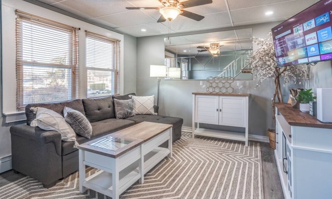 East Massapequa Apartamento | Charming 1-bedroom duplex apartment with WiFi, AC in peaceful Massapequa