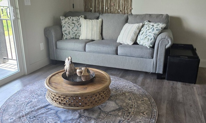 Seneca Otro | Charming 1-bedroom farmhouse in marvelous Seneca with WiFi, AC