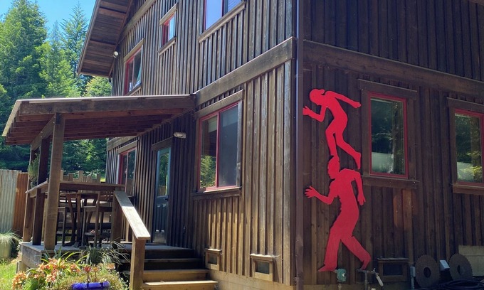 Elk Apartamento | Charming 1-bedroom Garden view apartment in the Redwoods