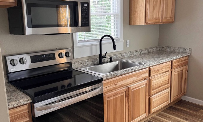 Raymond Casa | Charming 1-bedroom house in Plentywood with pull out couch and air mattress.