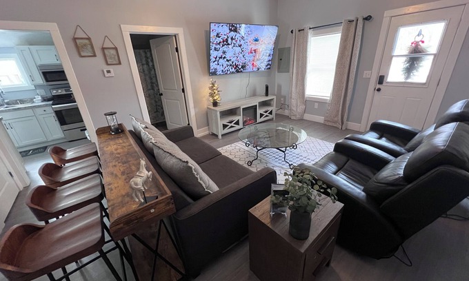 Charlotte Casa | Charming 1-bedroom house in beautiful Charlotte with AC, WiFi
