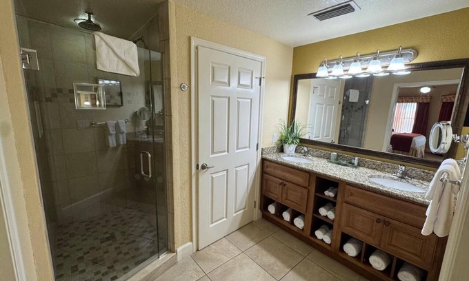 Florida Central Atlantic Coast Casa | Charming 1-bedroom hotel with AC, fitness room in enchanting Orlando