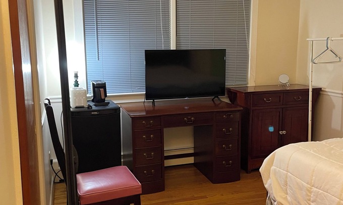 Oakton Casa | Charming 1-bedroom house in fabulous Fairfax with WiFi, AC, fitness room