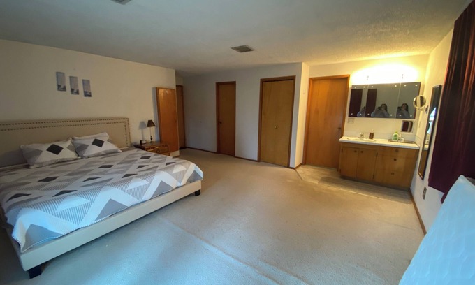 Omak Casa | Charming 1-bedroom in a house, great for sleeping and resting only.