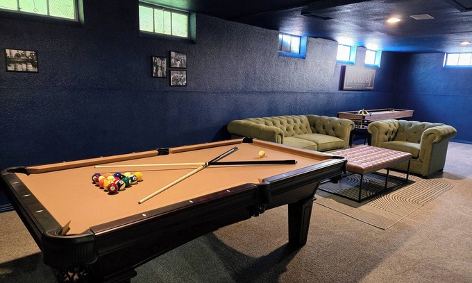 Canon City Apartamento | Charming 1 Bedroom Speakeasy Suite w/ Pool Table & Games
