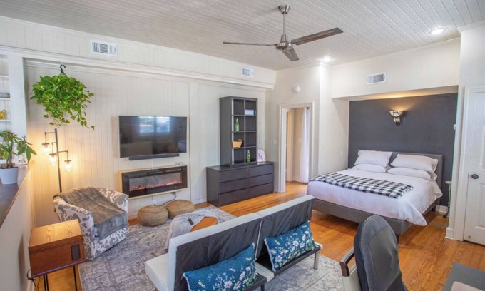 Beach Institute Casa | Charming 1-bedroom studio apt in historic Savannah