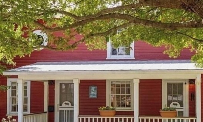 Hillsborough Cabaña | Charming 1-bedroom cottageHillsborough Historic District walk to downtown