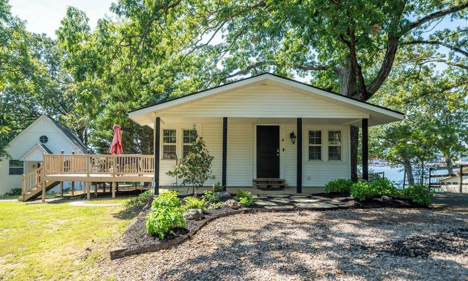 Lake Hamilton Cabaña | Charming 1-bedroom COZY COTTAGE on Lake Hamilton in Hot Springs AR