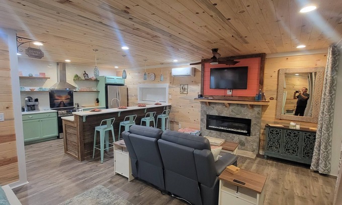 Battletown Cabina | Charming 1-bedroom cabin on Little Blue River.