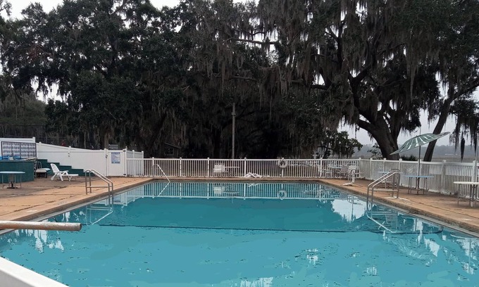Salt Springs Cabaña | Charming 1-bedroom cottage in beautiful Salt Springs Resort on Lake Kerr