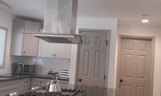 Stockbridge Casa | Charming 1-bedroom house with WiFi, AC in pleasant Stockbridge, event charge