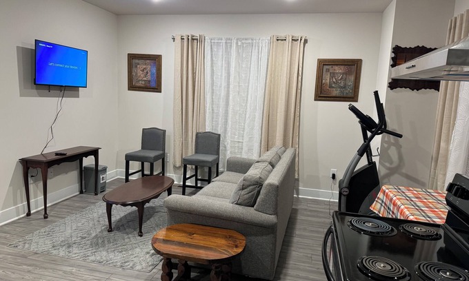 Waldorf Casa | Charming 1-bedroom house in White Plains with AC, fitness room, WiFi