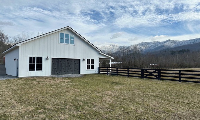Young Harris Apartamento | Charming 1-bedroom apt in lovely Young Harris with AC, WiFi and Highland Cows!