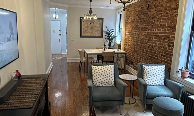 Manhattan Valley Condominio | Charming 1-bedroom walkup condo in UWS New York with WiFi, AC, & chef's kitchen.