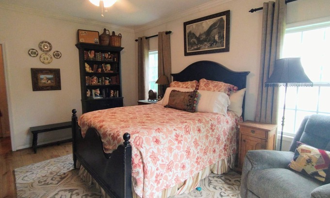 Ashville Apartamento | Charming 1 BR Lake Access Apartment in delightful Ashville
