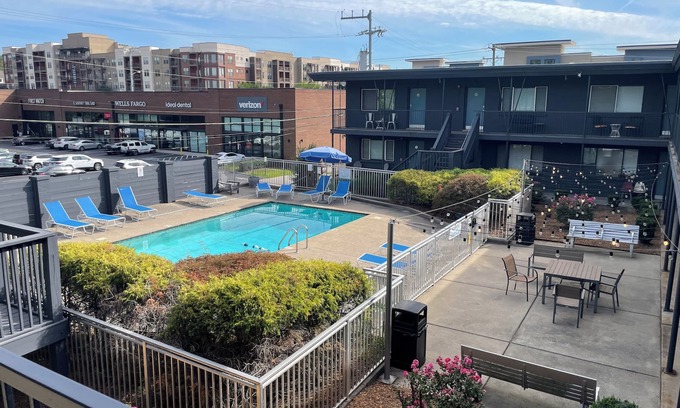 Woodland in Waverly Apartamento | Charming 12 South Studio w Pool, Near Melrose, Downtown+Univ. 2 mi, Free Parking