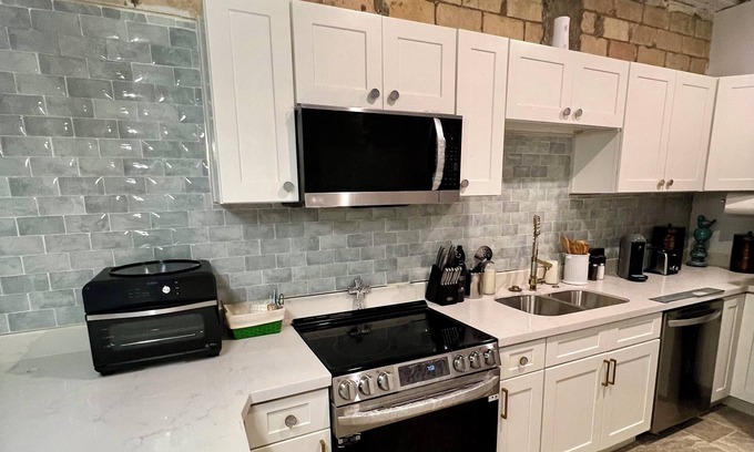 Harlingen Apartamento | Charming 1200 sq ft studio in Downtown Harlingen with a Speakeasy feel, a Gem