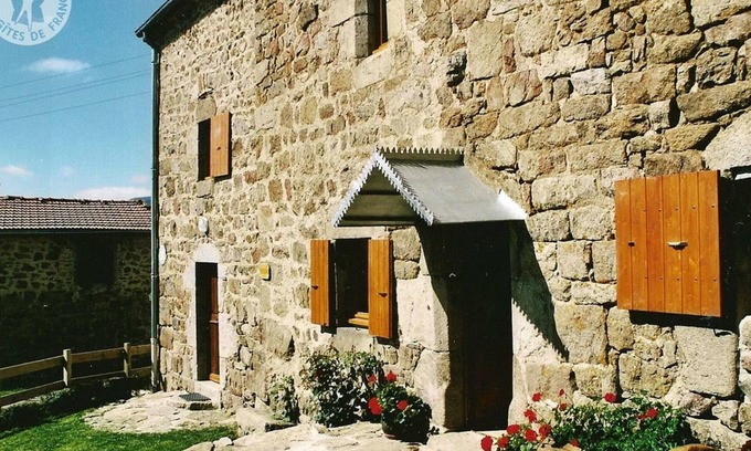 Burdignes Cabaña | Casa rural de 3 dormitorios con chimenea, jardín y wifi en plena naturaleza