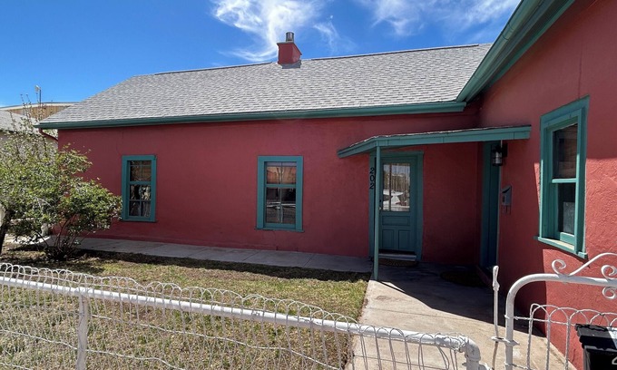 Tyrone Casa | Charming 1800's fully modernized farmhouse in downtown Silver City- pet friendly