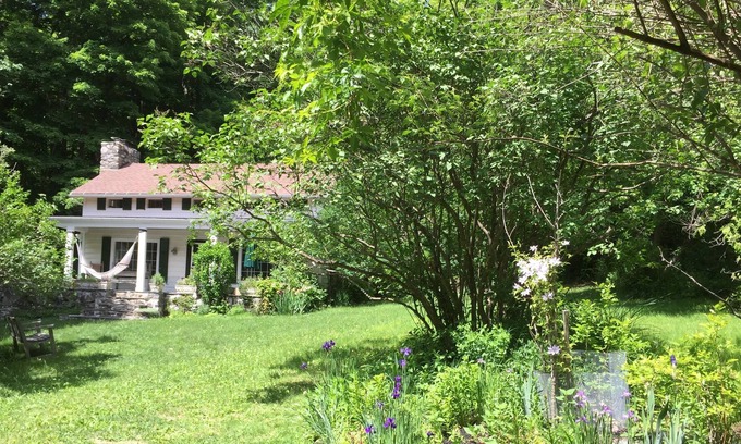Town of Copake Otro | 1860s solitarias granja con jardines arbolados + w / en el año 1000 acres de aves preservar