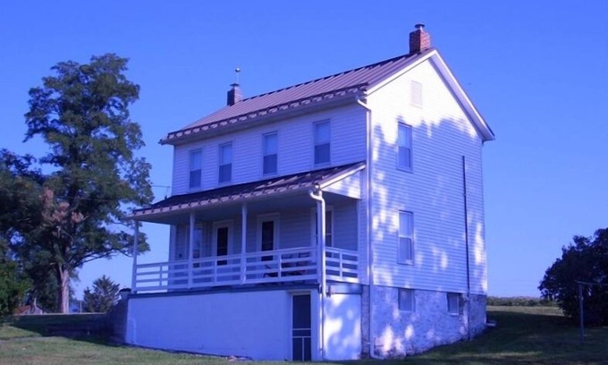Harrisonville Casa | Casa de 3 dormitorios privada de 1880 en una granja de ganado familiar de 130 acres