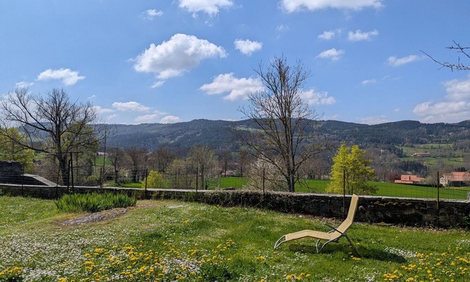 Arsac-en-Velay Cabaña | Casa histórica con jardín en plena naturaleza, cerca de Puy-en-Velay, ideal para familias.
