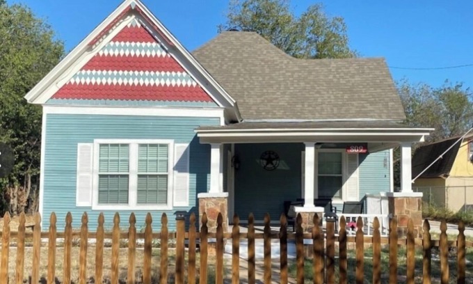 Mineral Wells Casa | Charming 1900 Victorian home in the country