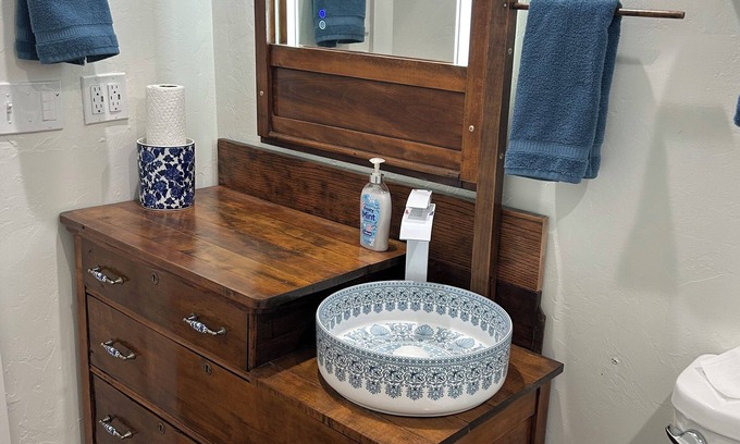 Alex Casa | Charming 1908 historical bldg sleeps five, vintage furnishing, city park, .