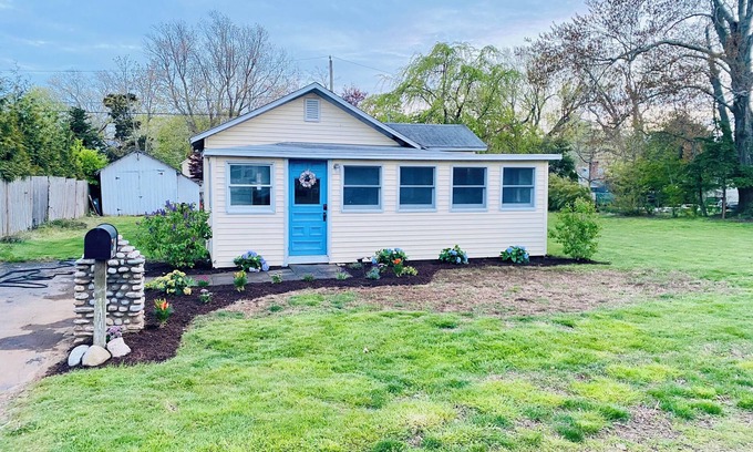 Old Saybrook Cabaña | Charming 1920's no frills cottage in peaceful Old Saybrook