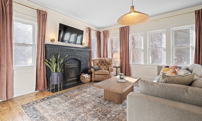 Hendersonville Casa | Charming 1930s bungalow in Hendersonville, NC- book today!