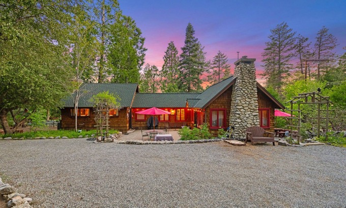 Idyllwild Cabaña | Charming 1937 Vintage Cottage 2 dormitorios / baños, (para 4) a pie de la ciudad / arroyo