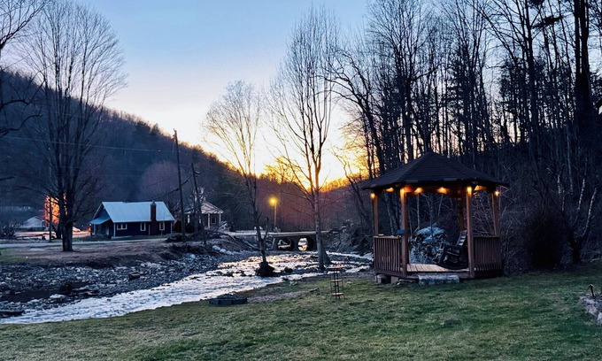 Bakersville Cabaña | Yellow Mt. Cottage Cozy-Creek Front-Fire Pit