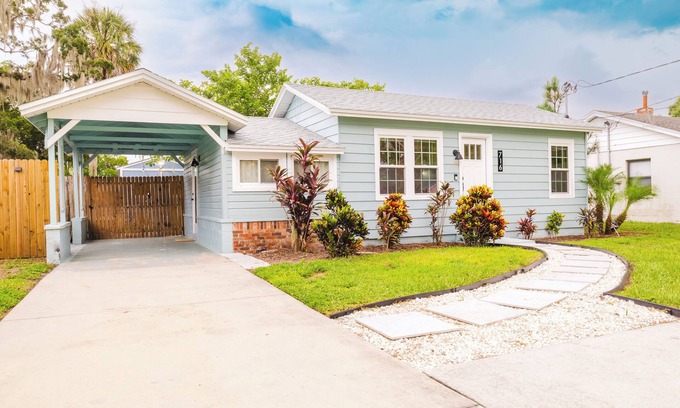 Tavares Casa | Charming 1950's Bungalow with hot tub walking distance to lake Dora!