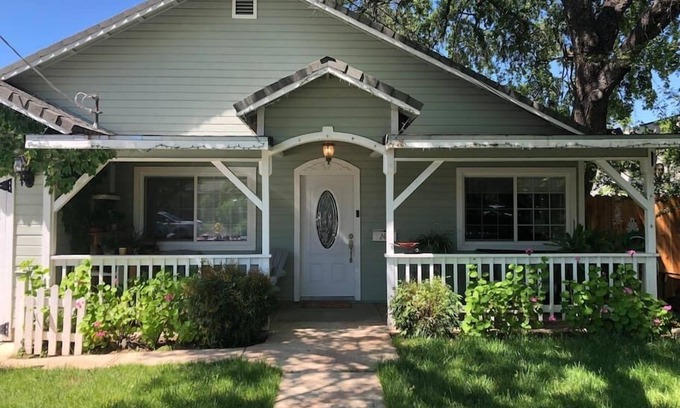 Auburn Casa | Charming 1950's Bungalow for 5