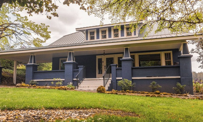 Newberg Casa | Charming 19th century craftsman designed for mid-sized groups.