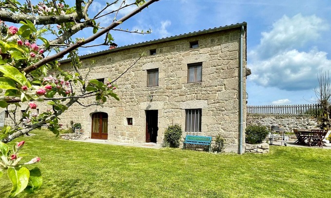 Saugues Cabaña | Encantadora casa rural del siglo XIX en el corazón de la Margeride, ideal para familias y senderistas.