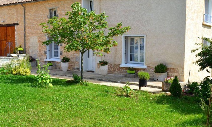 Saint-Angeau Cabaña | Alquiler Rural: Casa independiente con jardín, WiFi, bicicletas y chimenea en entorno tranquilo.