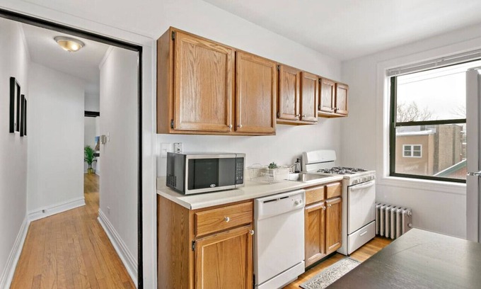 North Center Apartamento | Charming 1BR Apt in North Center Near Shops