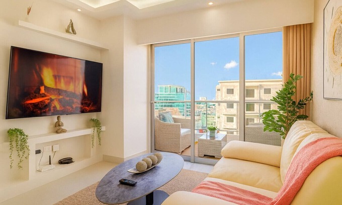Evaristo Morales Apartamento | Beautiful and Cozy 1BR Centric Condo, Full AC, King Bed, Pool.