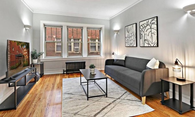 Chicago Apartamento | Vibrant 1BR Portage Park Apt Near Shops and Dining