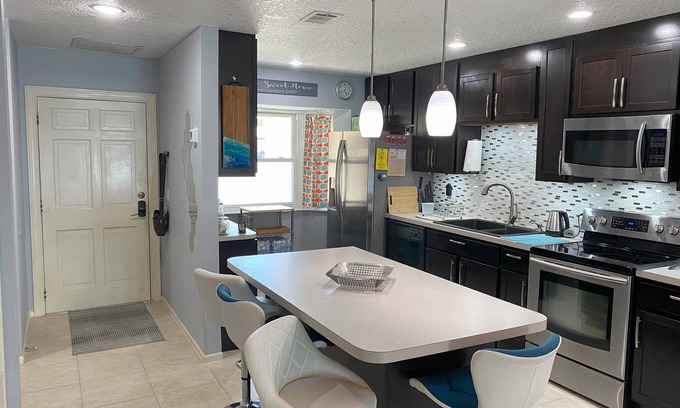 Satellite Beach Casa | Charming 2/2/2 townhome, 5 mins walk to the beach in Satellite Beach